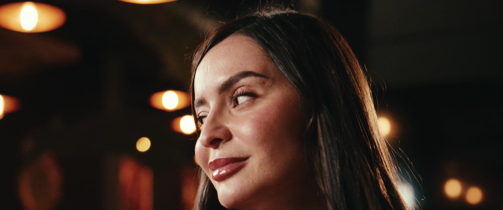 Maruderm — Une soirée au restaurant, une robe rouge, des regards qui se croisent : le décor d'une campagne pour la gamme Sans Chirurgie.